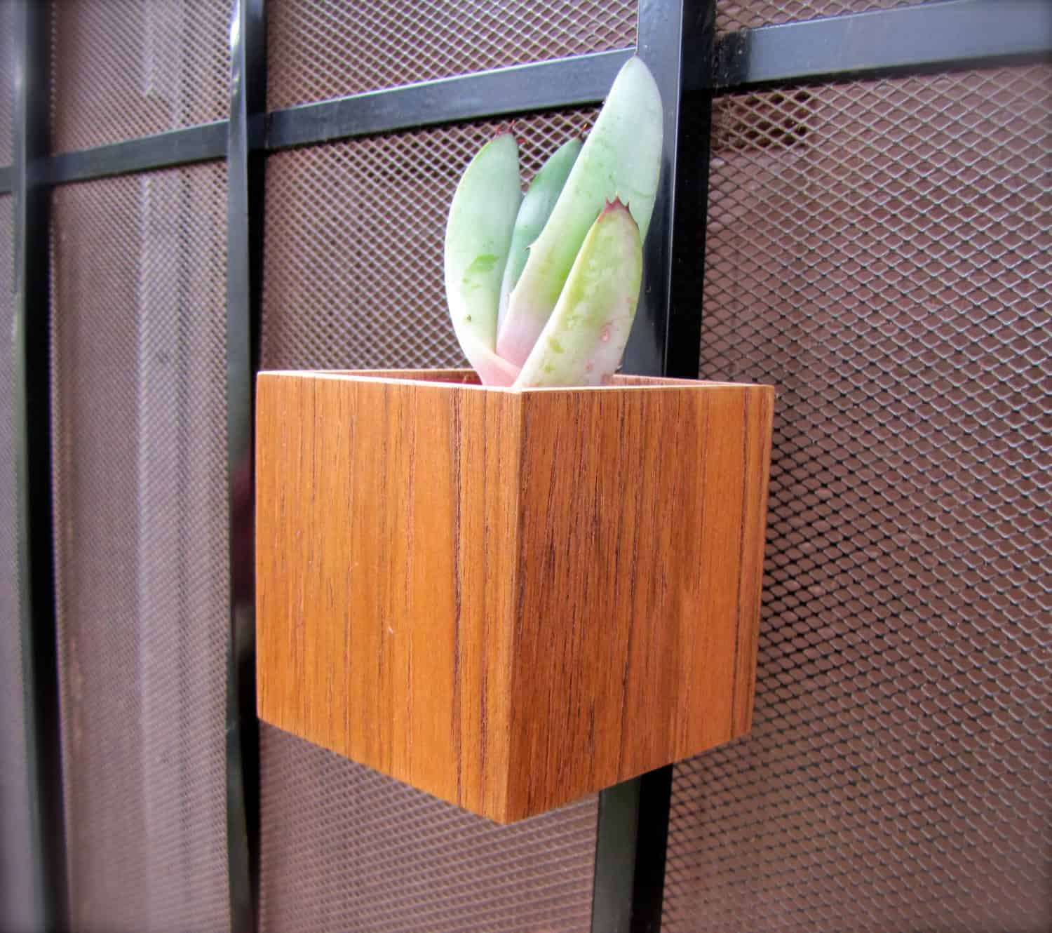 Magnetic Planter 16 Minimalistic Handmade Wooden Planter Designs (10)