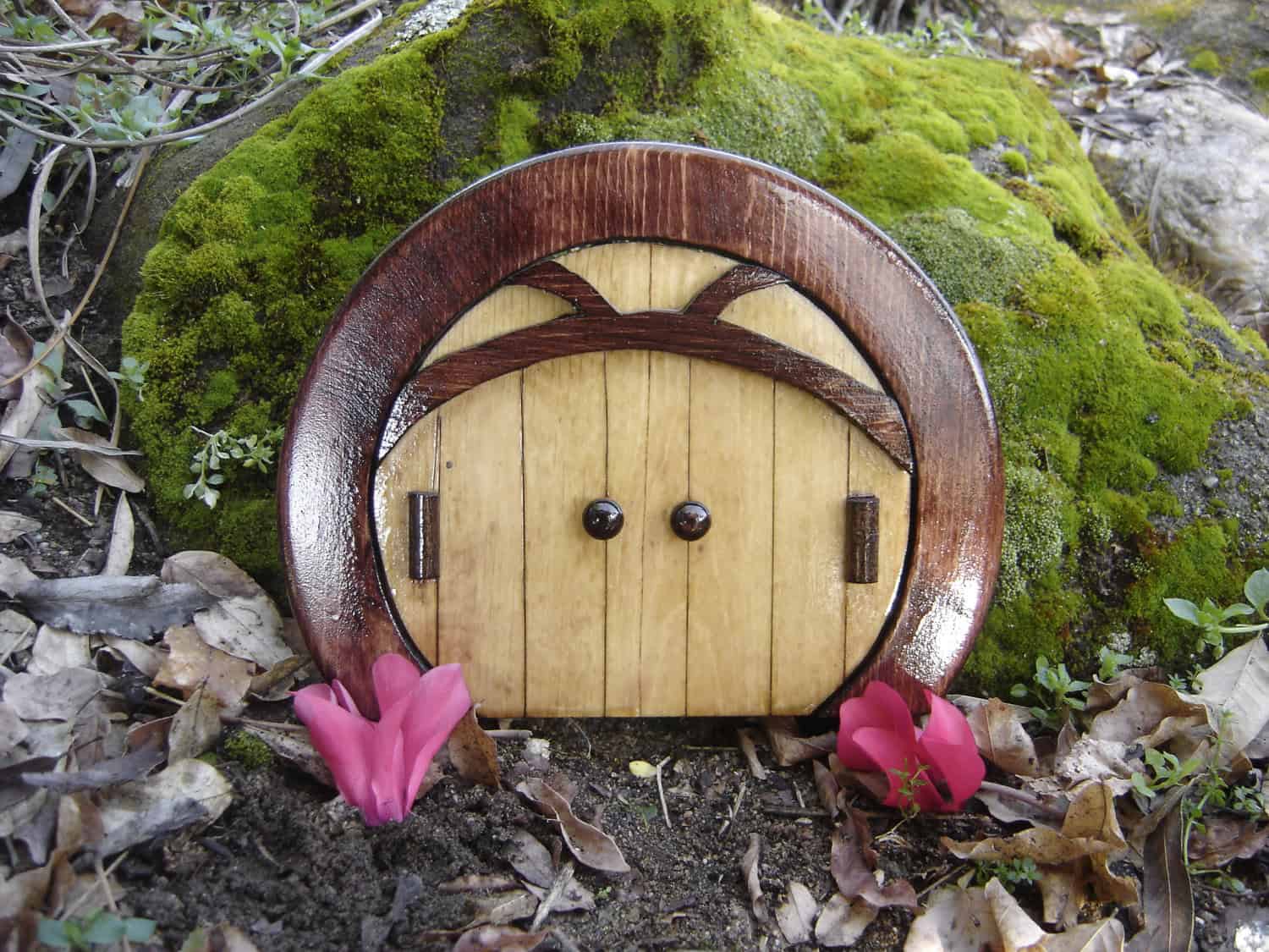 Hobbit Door 16 Wonderful Fairy Tale Miniature Garden Decorations (1)