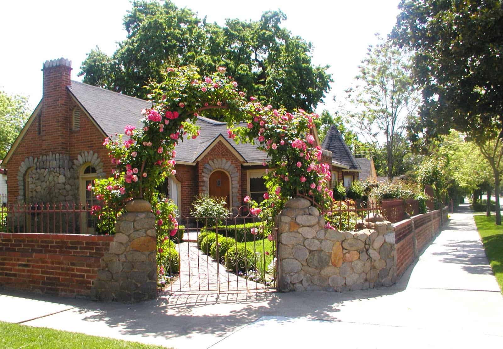 17 Sleek English Cottage House Design Ideas 5