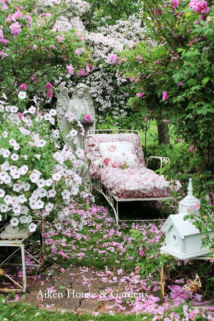 30 Most Amazing Vintage Garden Decorations
