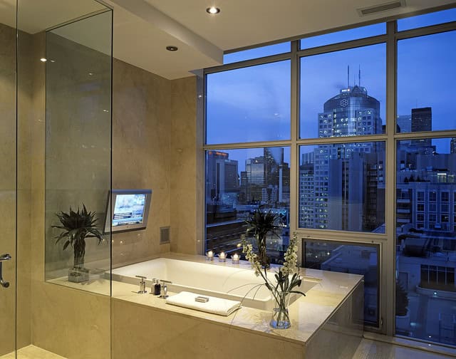 21 Dream Master Bathrooms That Will Leave You Breathless 11