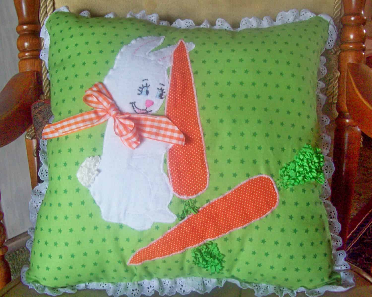 19 Beautiful Decorative Easter Pillows