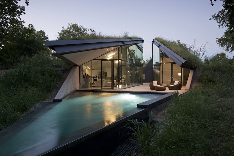 Edgeland House by Bercy Chen Studio: A Modern Pit House Embracing Sustainability 3