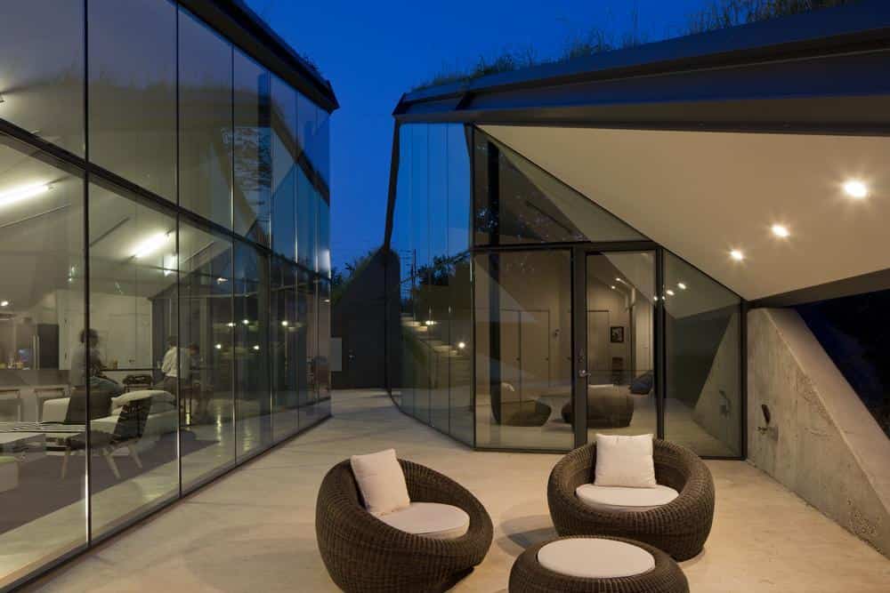 Edgeland House by Bercy Chen Studio: A Modern Pit House Embracing Sustainability 8