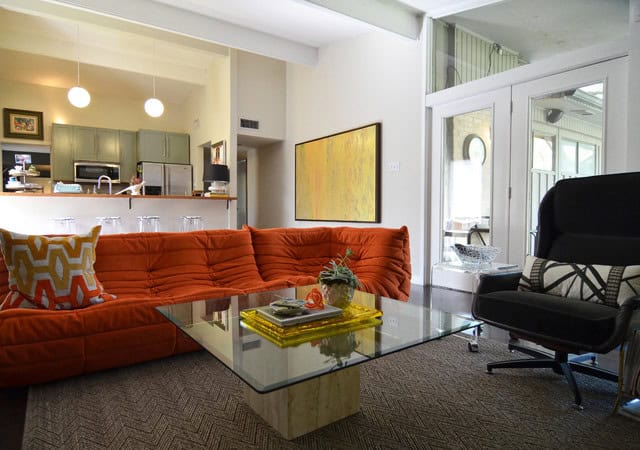 21 Vibrant Colored Sofa Design Ideas to Break the Monotony in the Living Room 15