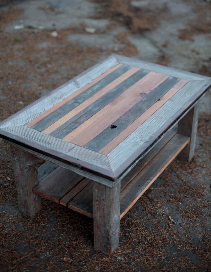 Rustic Reclaimed Wood Coffee Table 18 DIY Rustic Designs For Your Home and Garden (9)