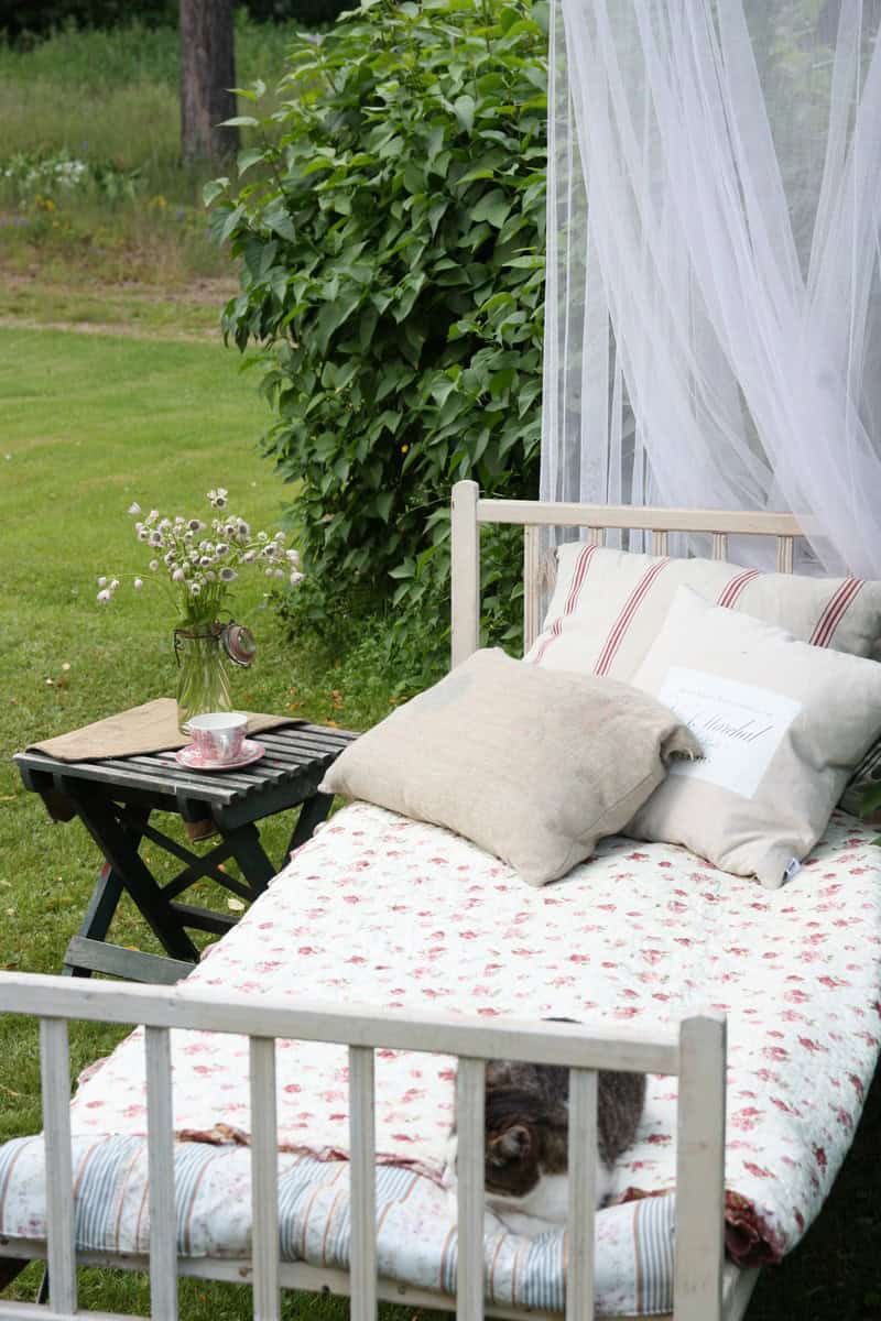 23 Lovely Vintage Beds for Your Garden 19