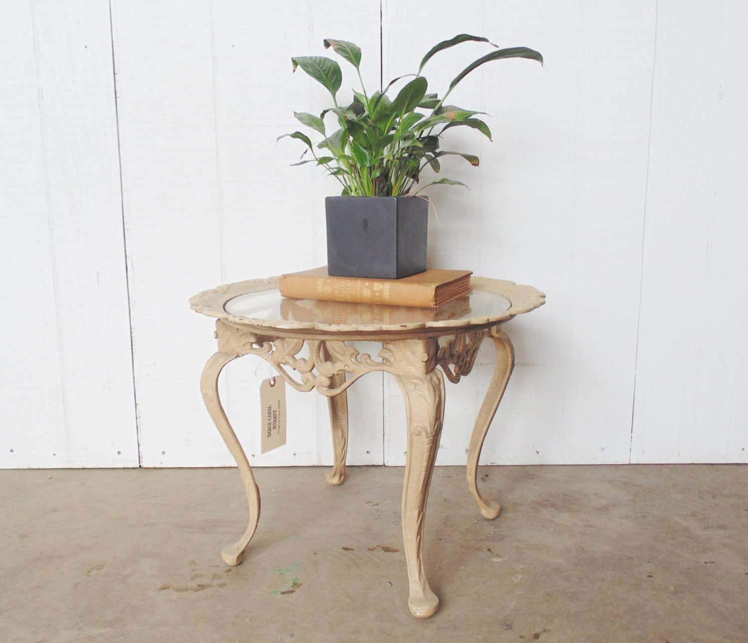 21 Timeless Vintage Table Designs