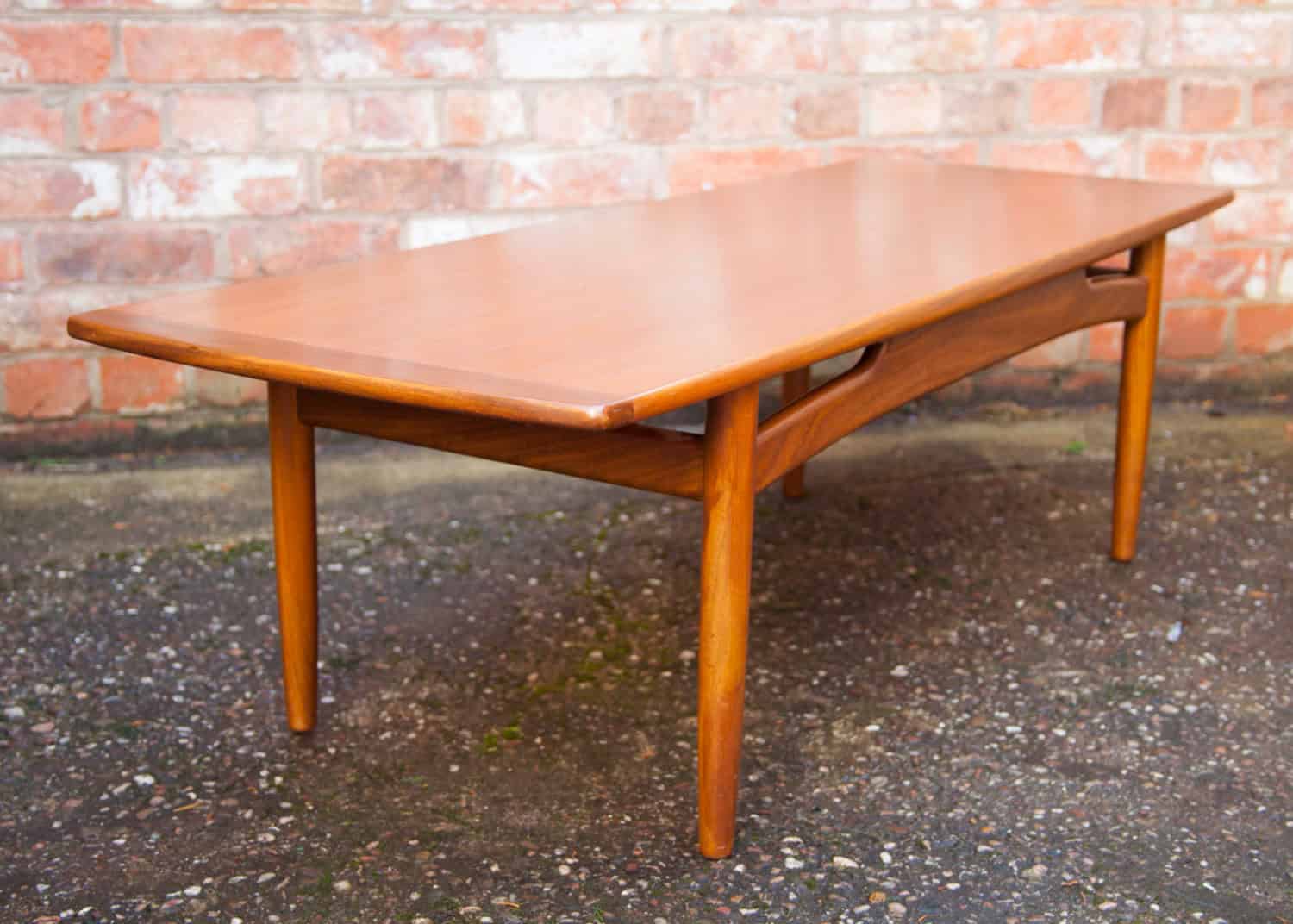 21 Timeless Vintage Table Designs