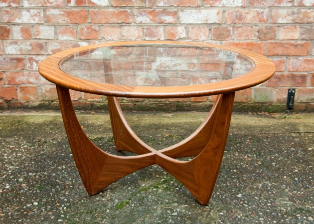 21 Timeless Vintage Table Designs