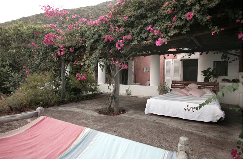 23 Lovely Vintage Beds for Your Garden 3