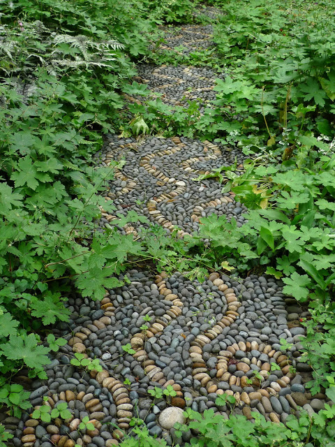 25 Amazing DIY Stepping Stone Ideas for your Garden