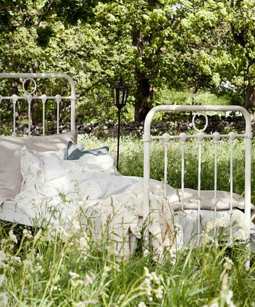 23 Lovely Vintage Beds for Your Garden