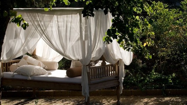23 Lovely Vintage Beds for Your Garden