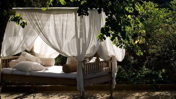 23 Lovely Vintage Beds for Your Garden 6