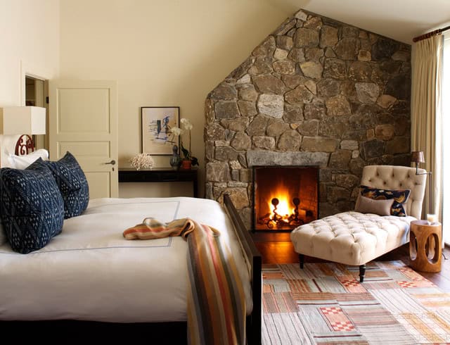 19 Elegant Stone Wall Bedroom Design Ideas 14