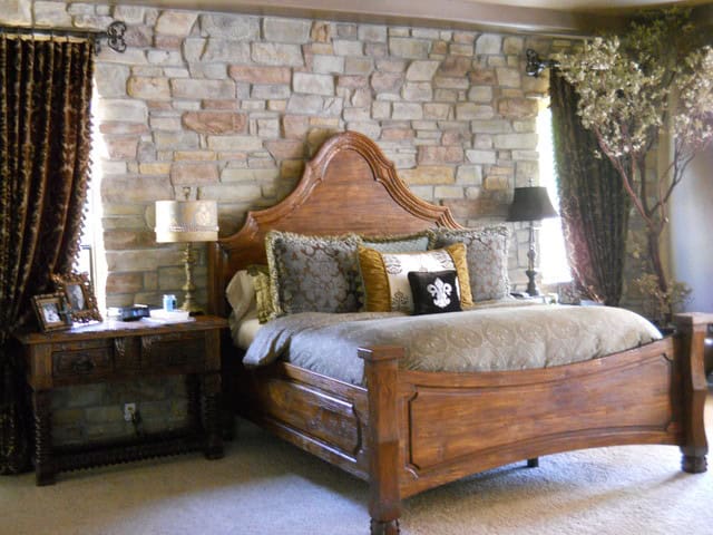 19 Elegant Stone Wall Bedroom Design Ideas 15