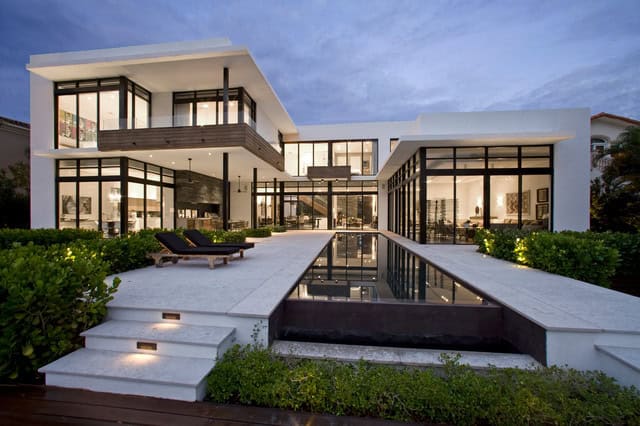 18 Magnificent Houses With Glass Facades 17