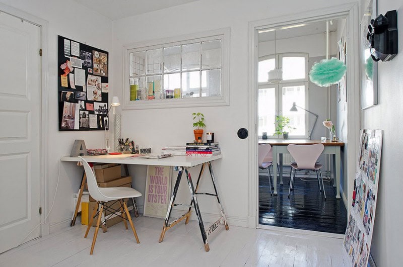 ”Artistic Clutter” in a 550-Square-Foot Apartment 23