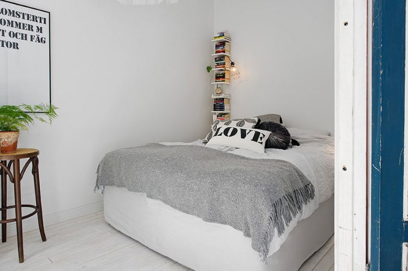 ”Artistic Clutter” in a 550-Square-Foot Apartment 24