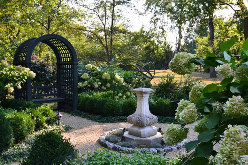 15 Sensational Traditional Landscape Designs For Your Garden