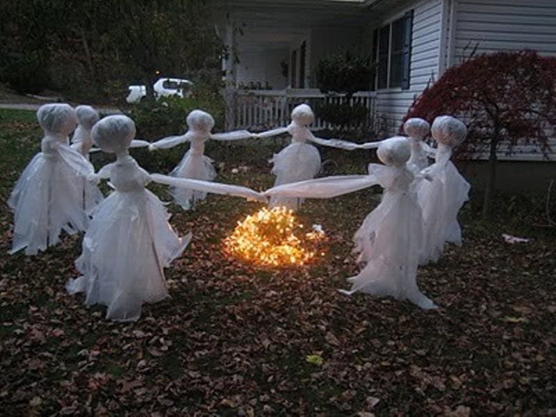 12 Last Minute & Super Scary DIY Outdoor Halloween Decorations 2