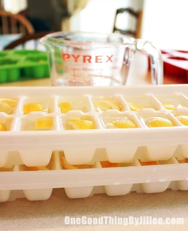 Use this lemon/vinegar ice cube trick to keep the disposal clean in the future 14