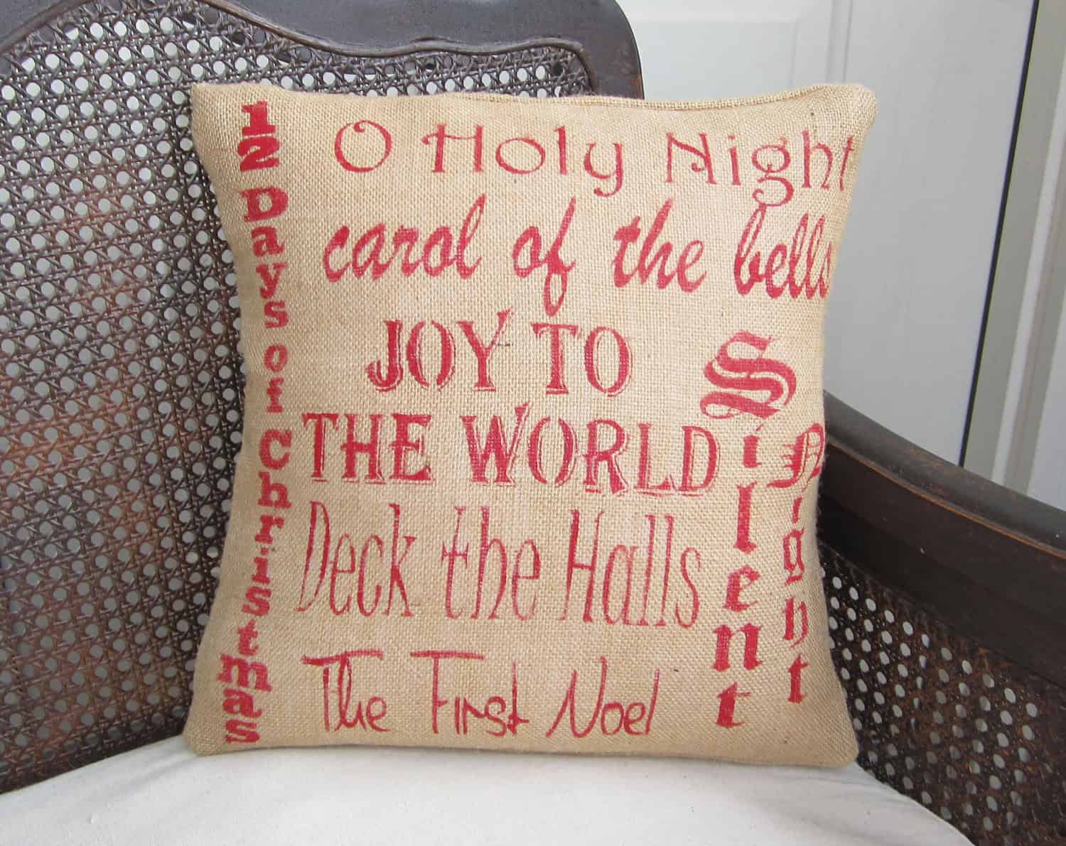 15 Festive Handmade Christmas Pillows For a Perfect Christmas Gift!