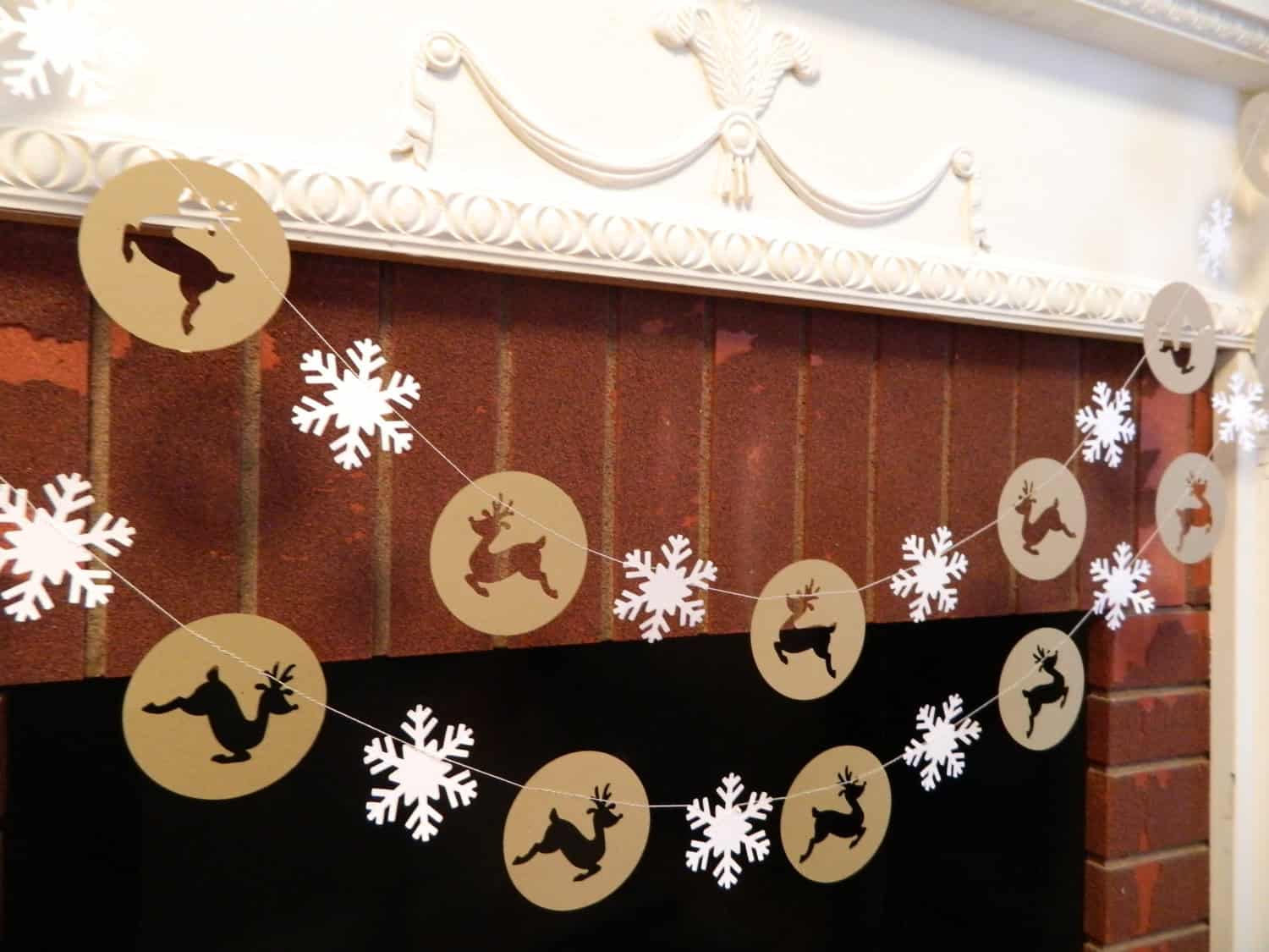 Reindeer and snowflake paper garland But it on: www.etsy.com