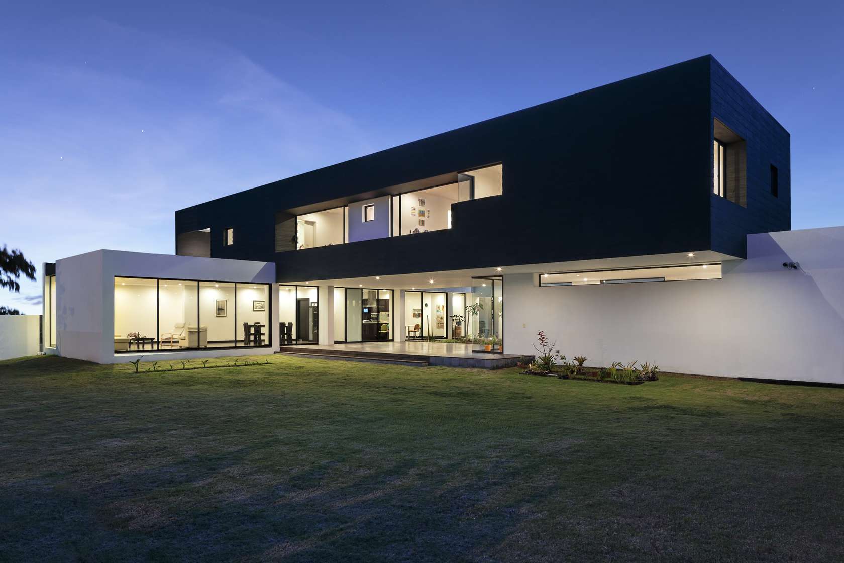 10 Fascinating Contemporary Houses That Abound With Elegance and Refinement