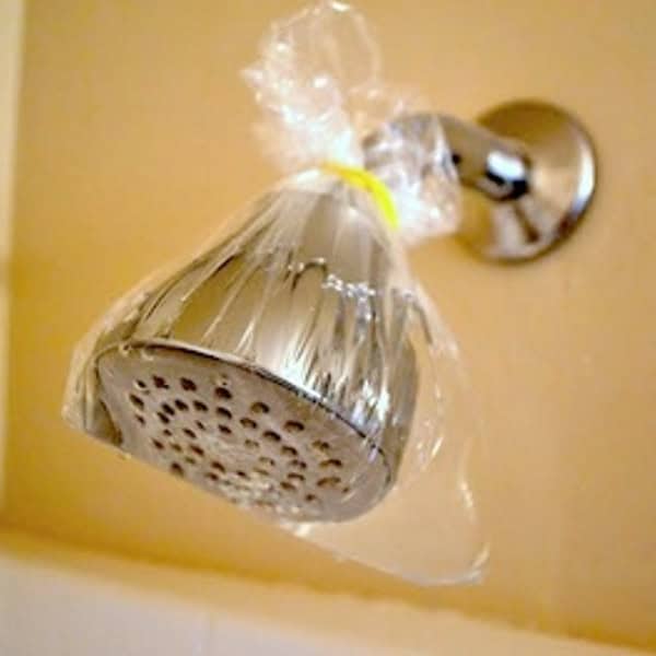 Clean your shower head with white vinegar and a plastic bag 9