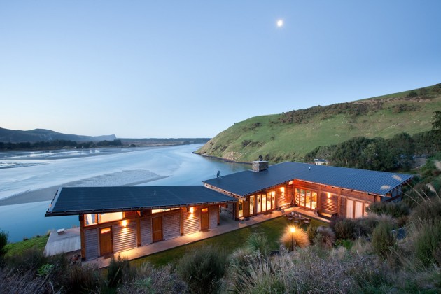 15 Superb Coastal Home Exterior Designs For The Beach Lovers