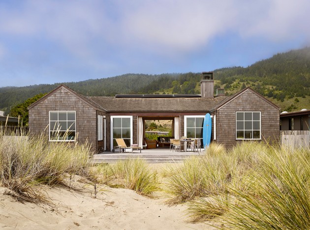 15 Superb Coastal Home Exterior Designs For The Beach Lovers