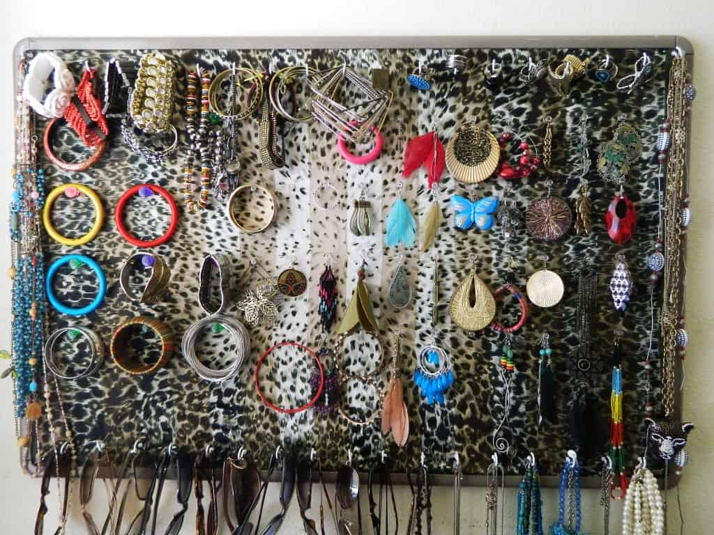 20 Most Functional DIY Jewelry Storage Design Ideas To Stop The Mess In Your Home 4