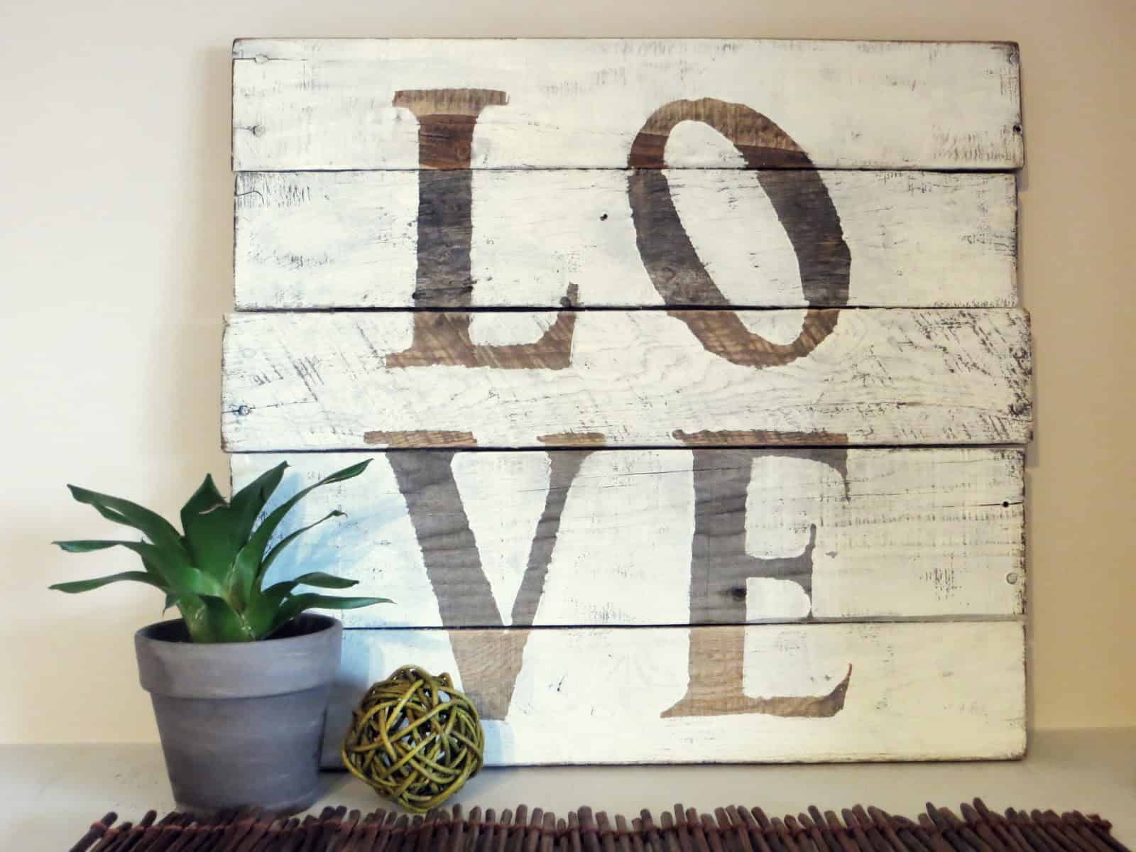 Spectacular DIY Pallet Art: 19 Brilliant Valentine's Day Decorations 16