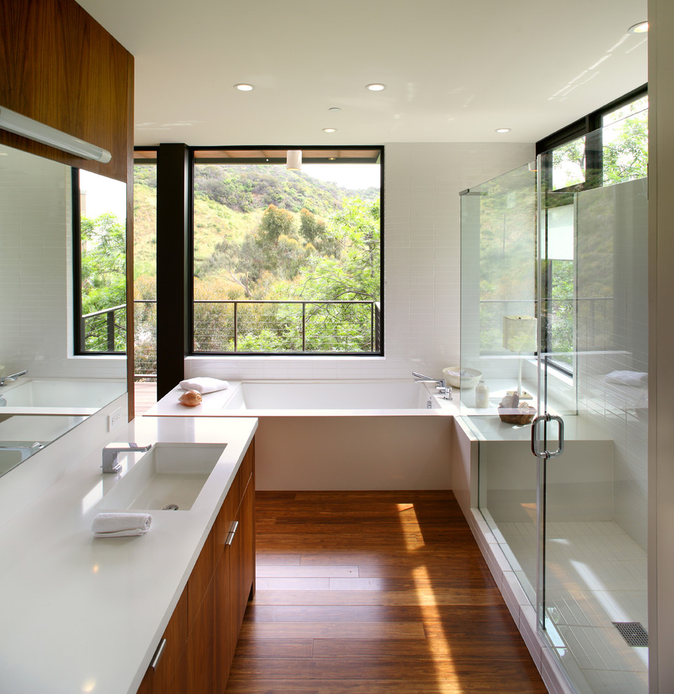 Ванна с большим окном. Небольшая ванная с окном. Интерьер ванны с окном. Большая ванная с окном. Современная ванная комната с окном.