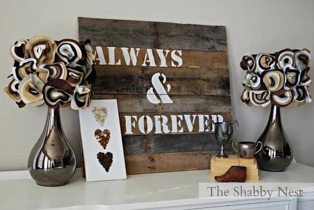 Spectacular DIY Pallet Art: 19 Brilliant Valentine's Day Decorations 18