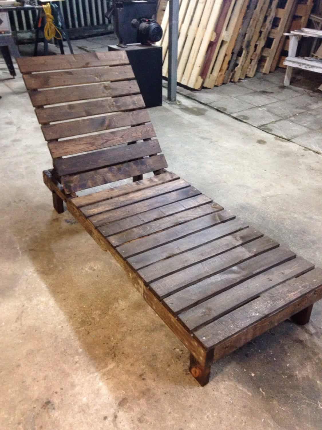 Pallet lounge chair Source