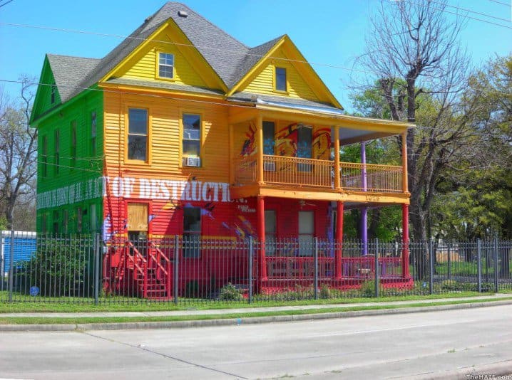 10 Extraordinary Colorful House Designs For All Those Who Think Outside The Box 5