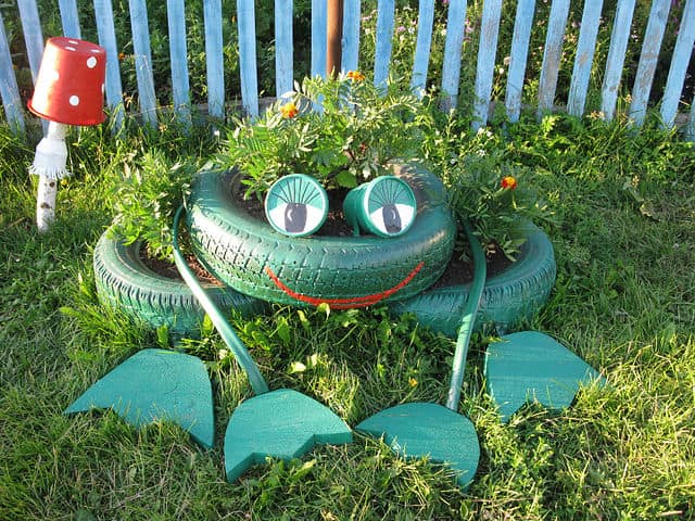 28 Truly Fascinating & Low Budget DIY Garden Art Ideas You Need To Make This Spring 6