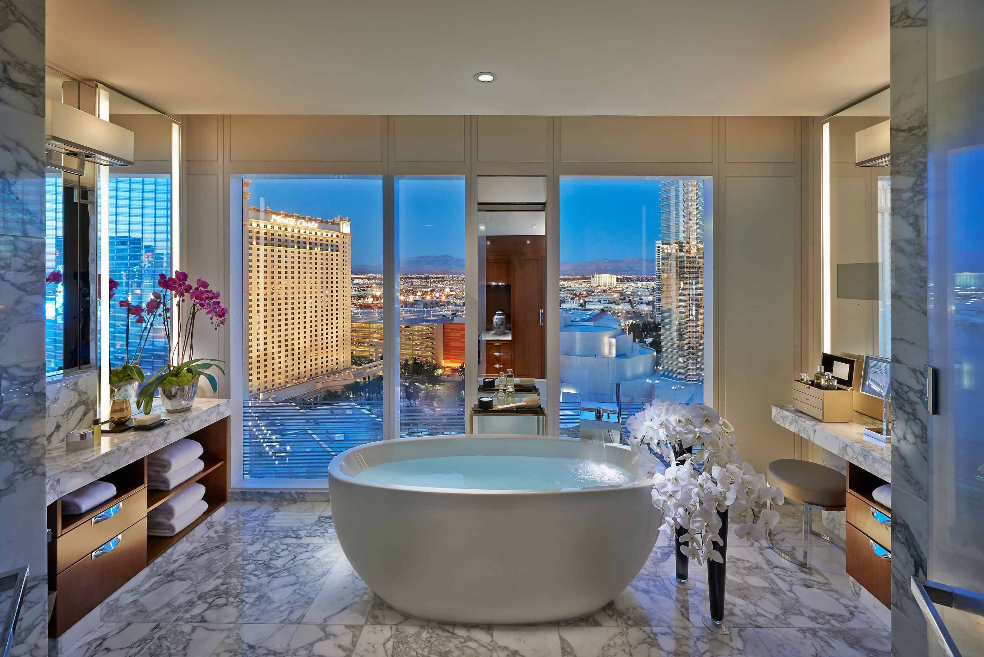 10 Beautiful Bathroom Designs With Round Bathtubs For Real Pleasure 8