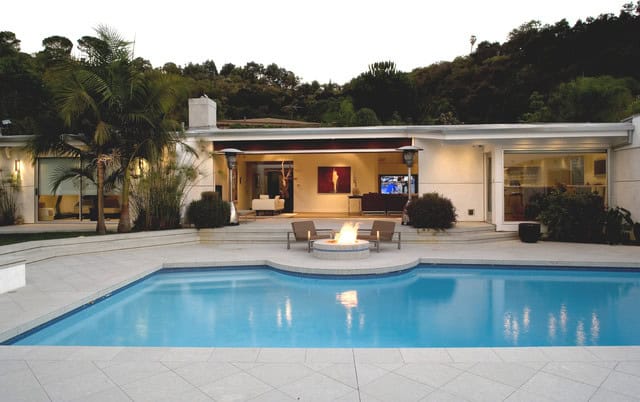 20 Sophisticated Outdoor Fire Pit Designs Near The Swimming Pool 3