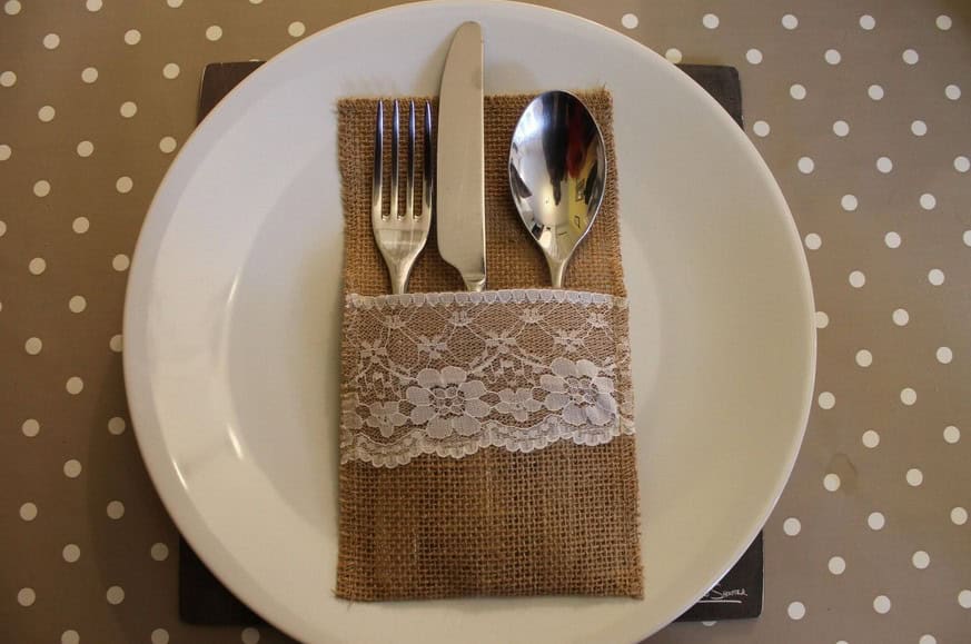 17 Delightful DIY Burlap Decorations To Beautify Your Home This Spring 15