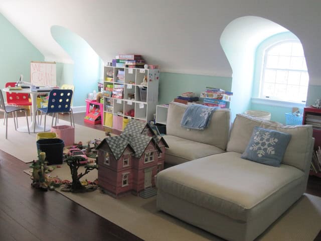 20 Comfortable Attic Playroom Design Ideas 17