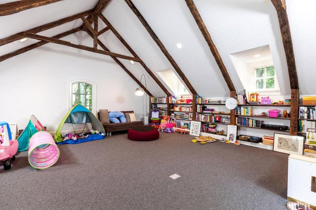 20 Comfortable Attic Playroom Design Ideas 18