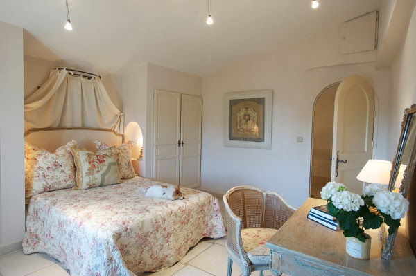 15 Delightful Provence Bedroom Design Ideas