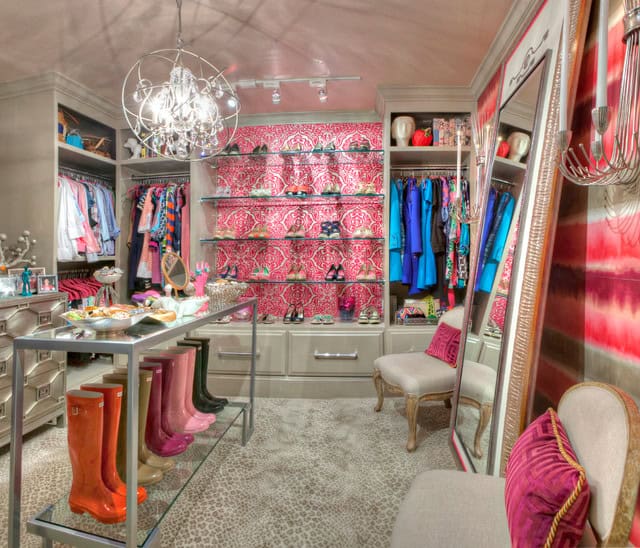 20 Extravagant Walk-In Closets That Will Amaze You 11