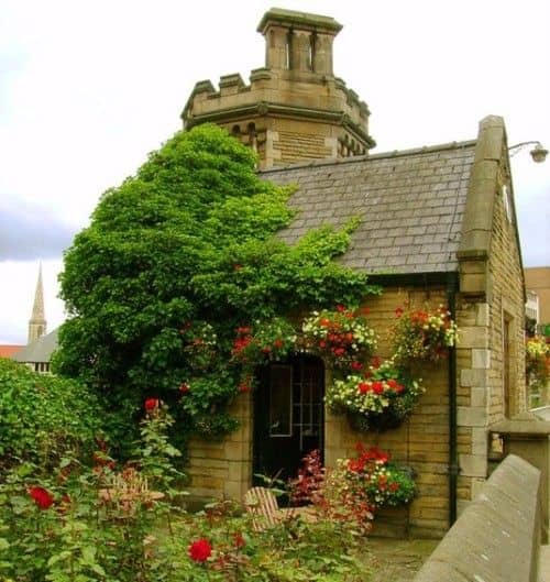 15 Lovely Small Cottages That Will Catch Your Eye 11