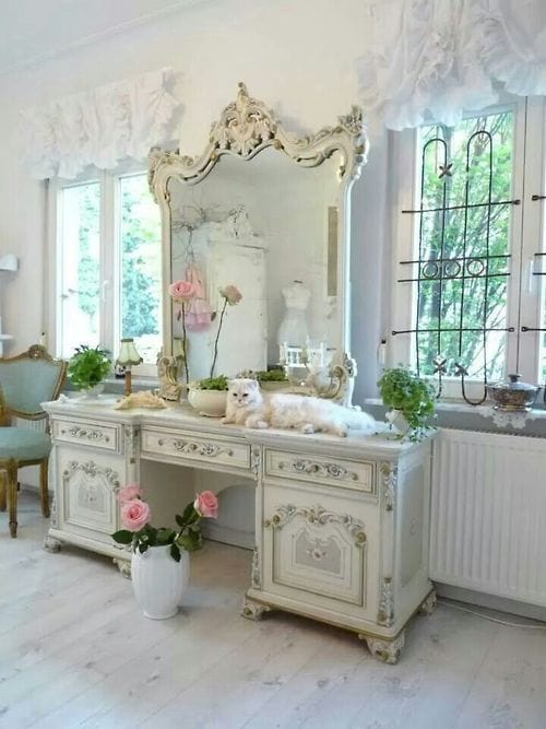 16 Gorgeous Vintage Make Up Vanity Design Ideas