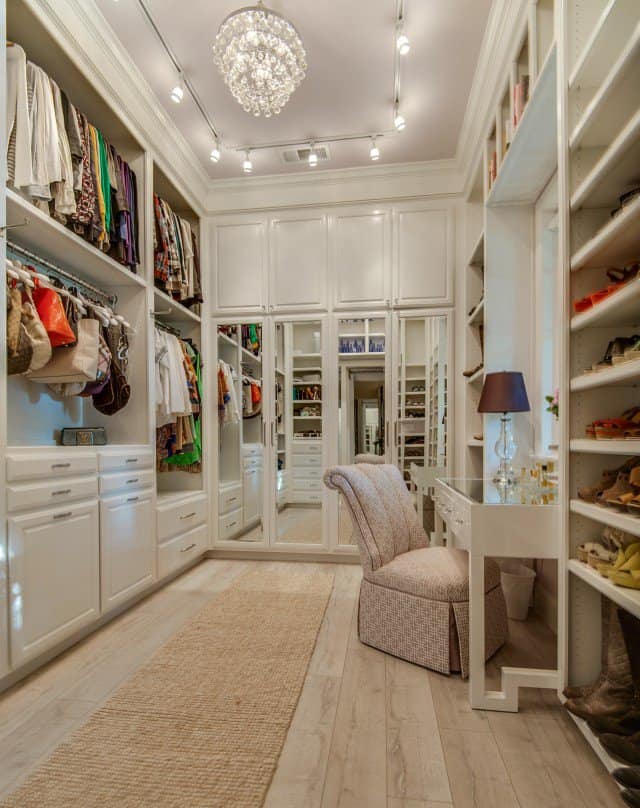 20 Extravagant Walk-In Closets That Will Amaze You 13